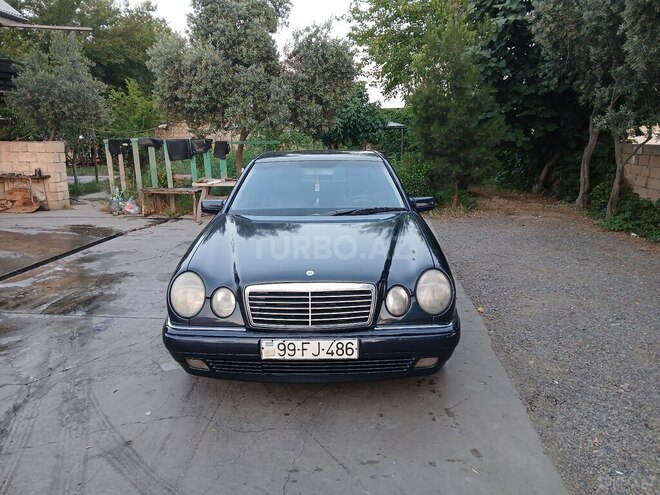 Mercedes E 240-1