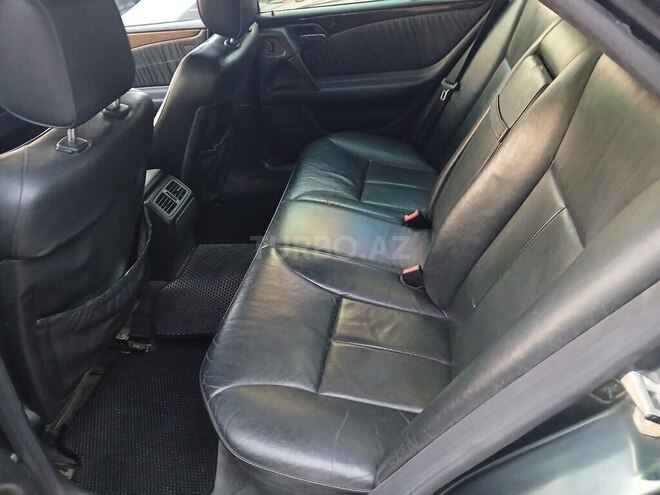 Mercedes E 240-11