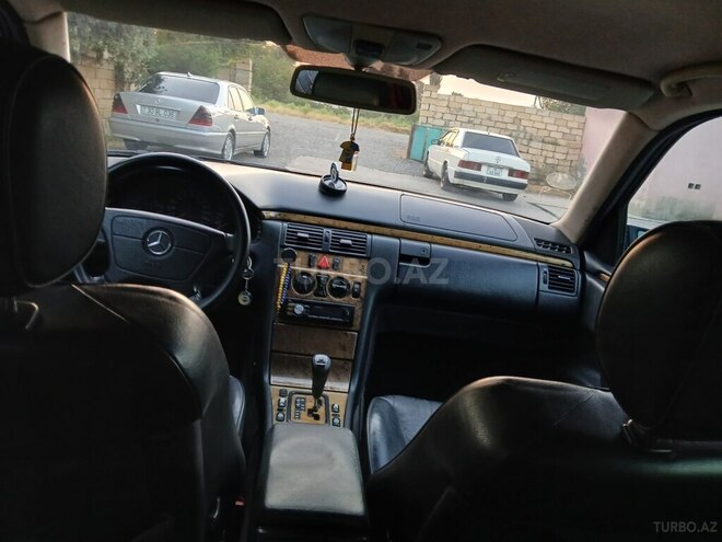 Mercedes E 240-10