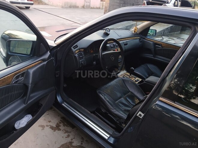 Mercedes E 240-13