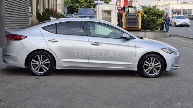 Hyundai Elantra-8