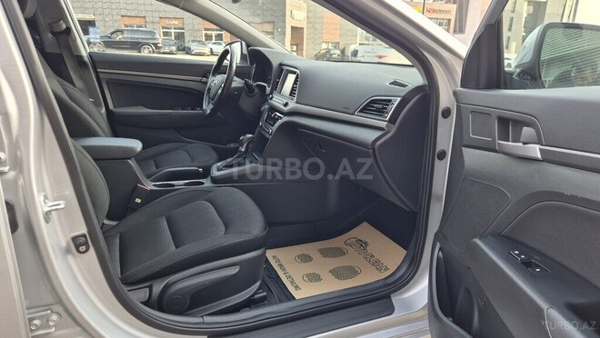 Hyundai Elantra-9