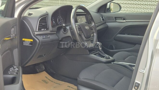 Hyundai Elantra-13