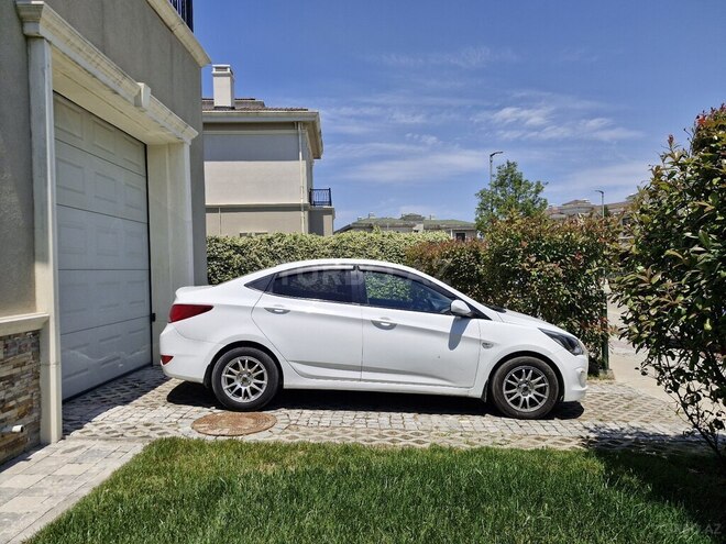 Hyundai Accent-2