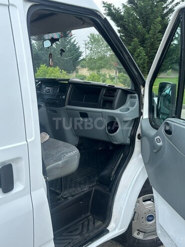 Ford Transit-13