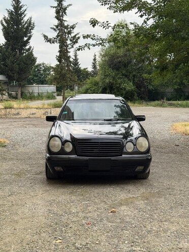 Mercedes E 320 4MATIC-1