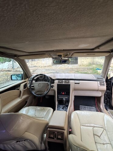 Mercedes E 320 4MATIC-3