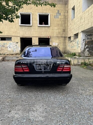 Mercedes E 320 4MATIC-2