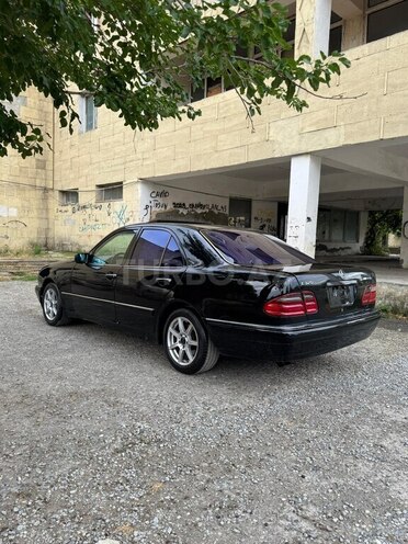 Mercedes E 320 4MATIC-5