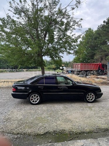Mercedes E 320 4MATIC-4