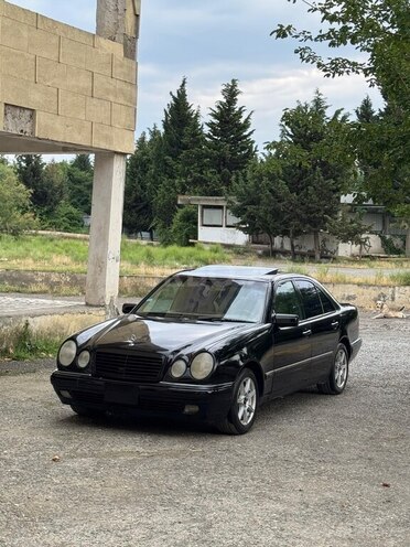 Mercedes E 320 4MATIC-8