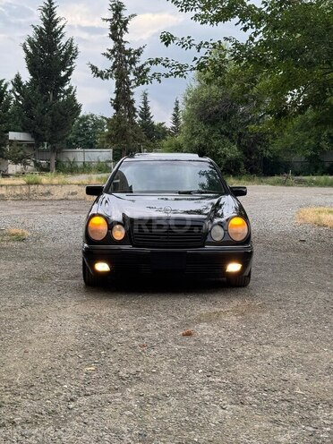 Mercedes E 320 4MATIC-9