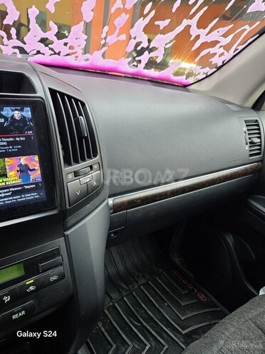 Toyota Land Cruiser-16