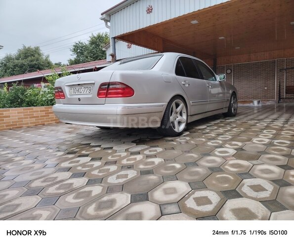 Mercedes E 240-4