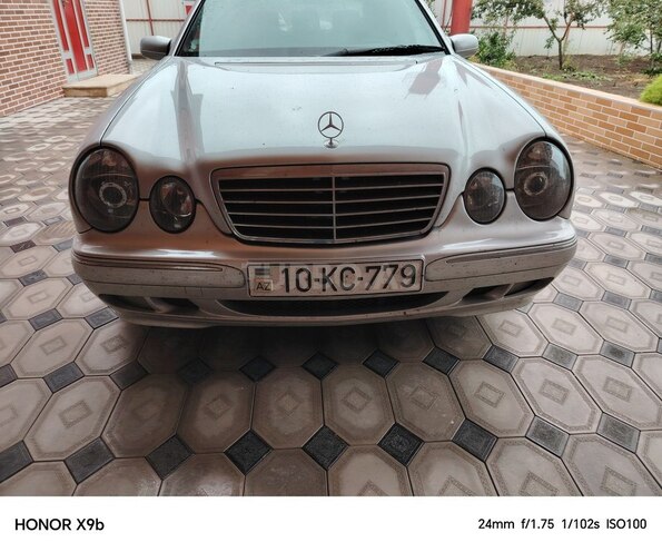 Mercedes E 240-1