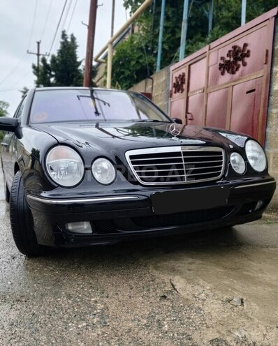 Mercedes E 270-1