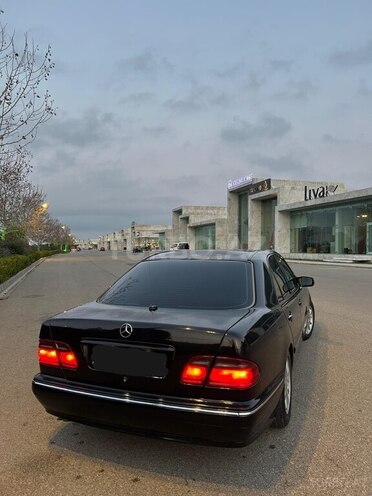 Mercedes E 270-4