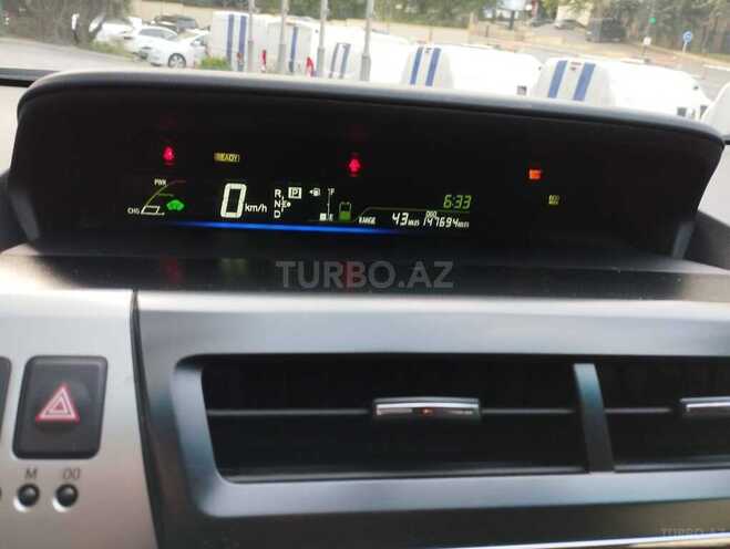 Toyota Prius V-10