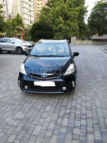 Toyota Prius V-11