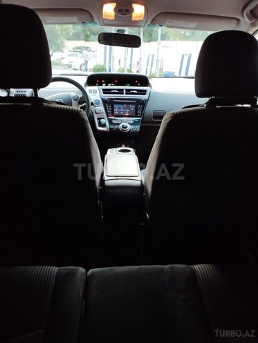 Toyota Prius V-17