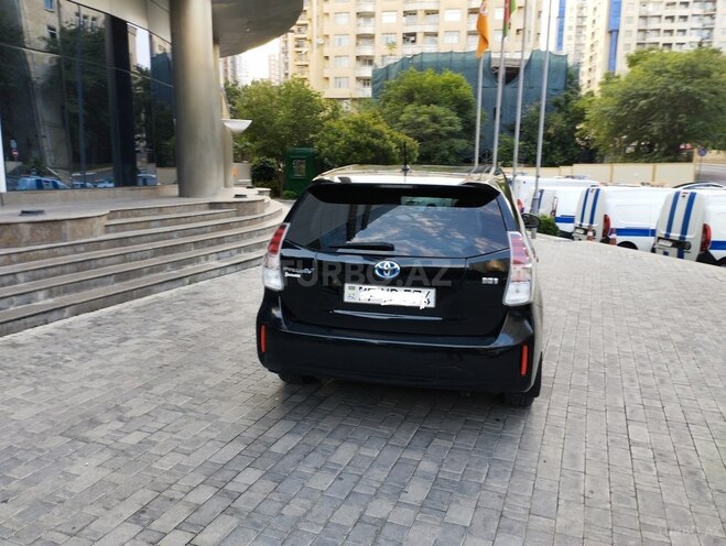 Toyota Prius V-7