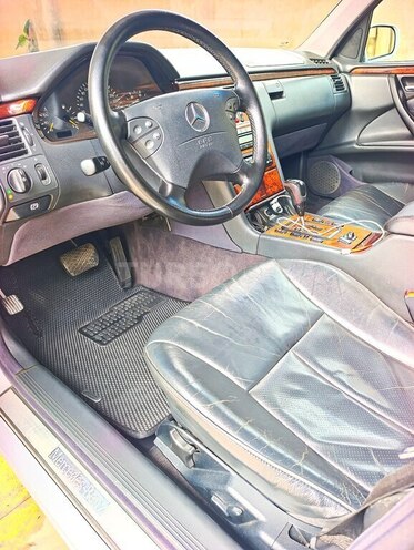 Mercedes E 220-12