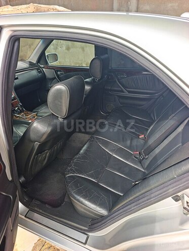Mercedes E 220-13