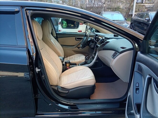 Hyundai Elantra-12