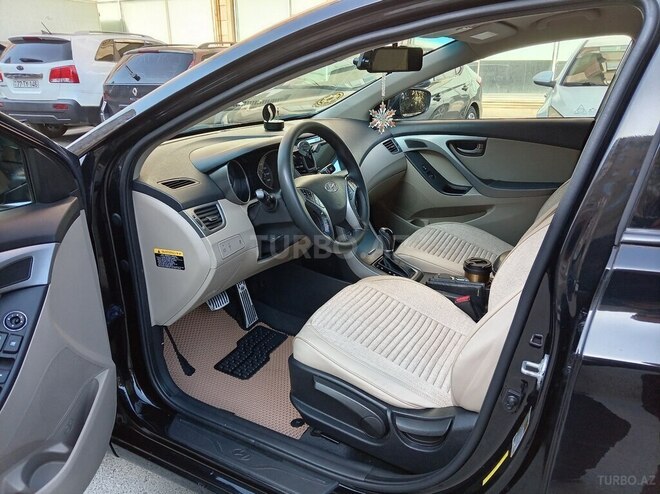Hyundai Elantra-11