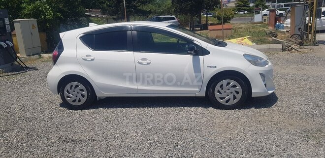 Toyota Aqua-9