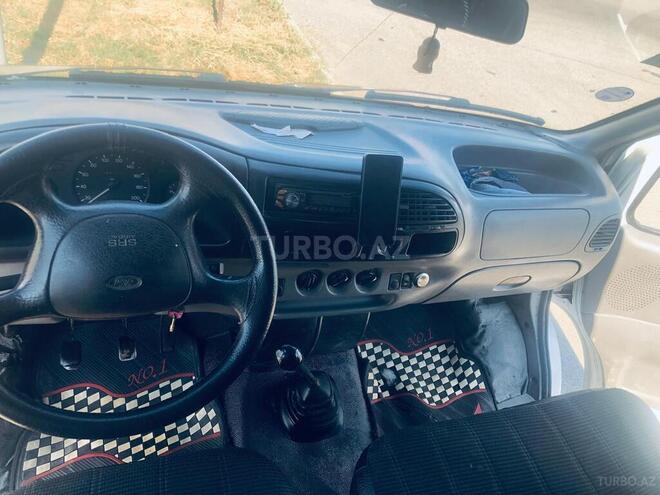 Ford Transit-13