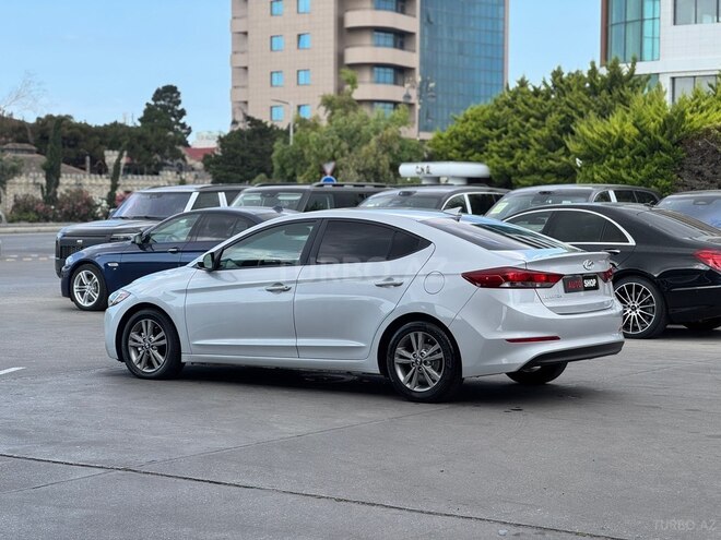 Hyundai Elantra-10