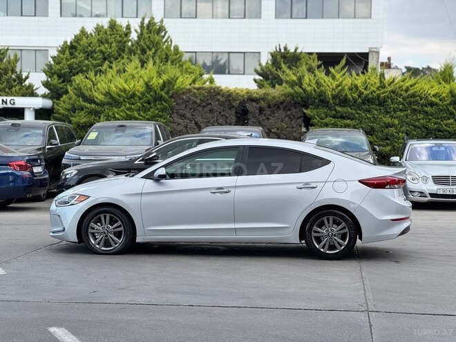 Hyundai Elantra-11