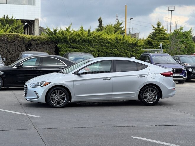 Hyundai Elantra-12