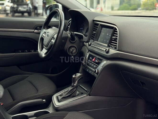 Hyundai Elantra-23