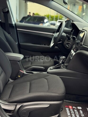 Hyundai Elantra-21