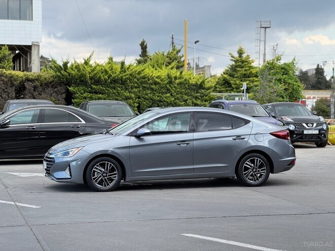 Hyundai Elantra-11