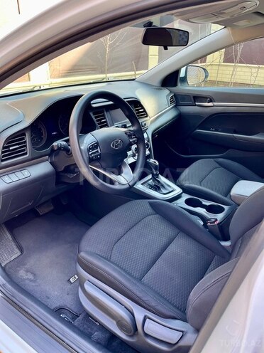 Hyundai Elantra-12