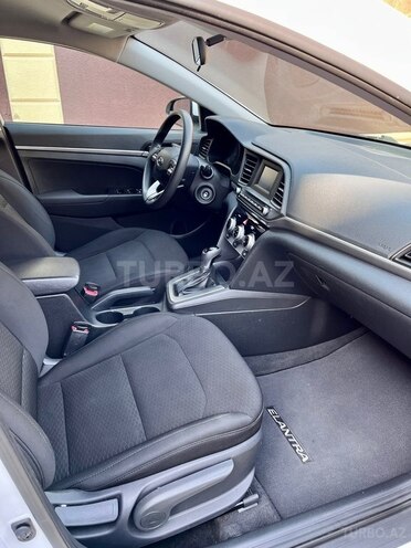 Hyundai Elantra-13