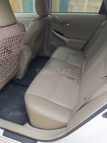 Toyota Prius-12