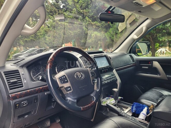 Toyota Land Cruiser-9