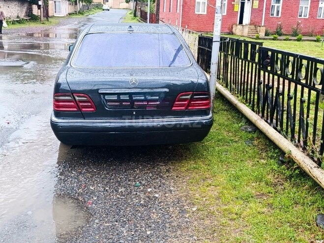 Mercedes E 240-2