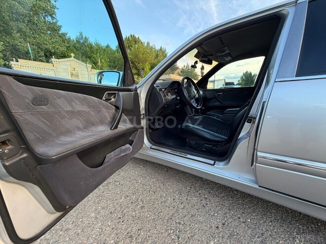Mercedes E 200-11