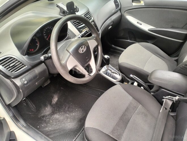 Hyundai Accent-10