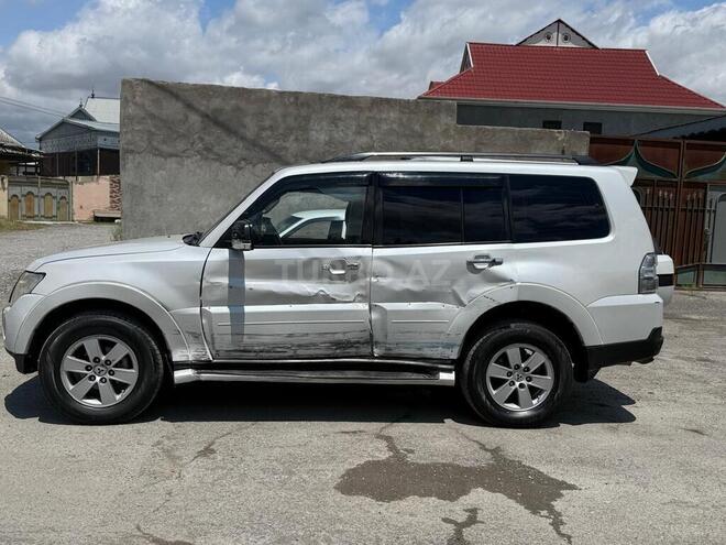 Mitsubishi Pajero-4