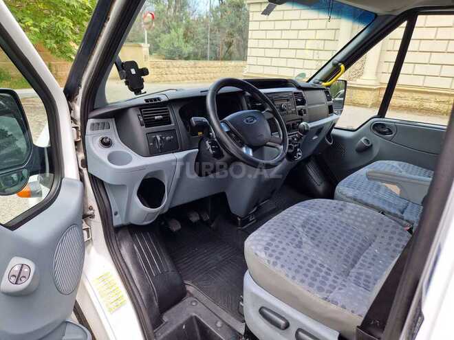Ford Transit-13