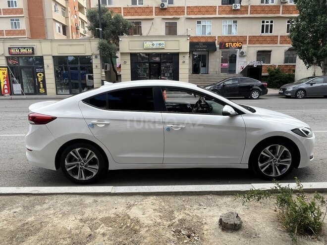 Hyundai Elantra-4
