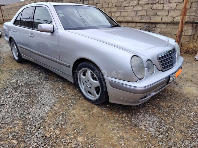Mercedes E 220-1