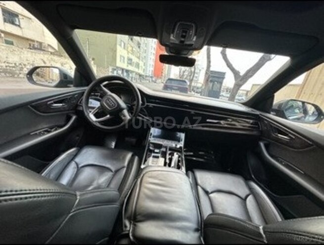 Audi Q8-5