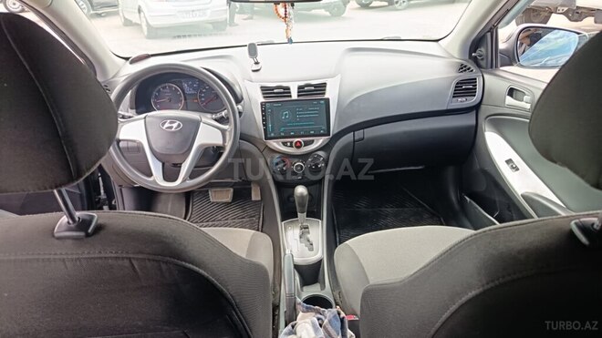 Hyundai Accent-11